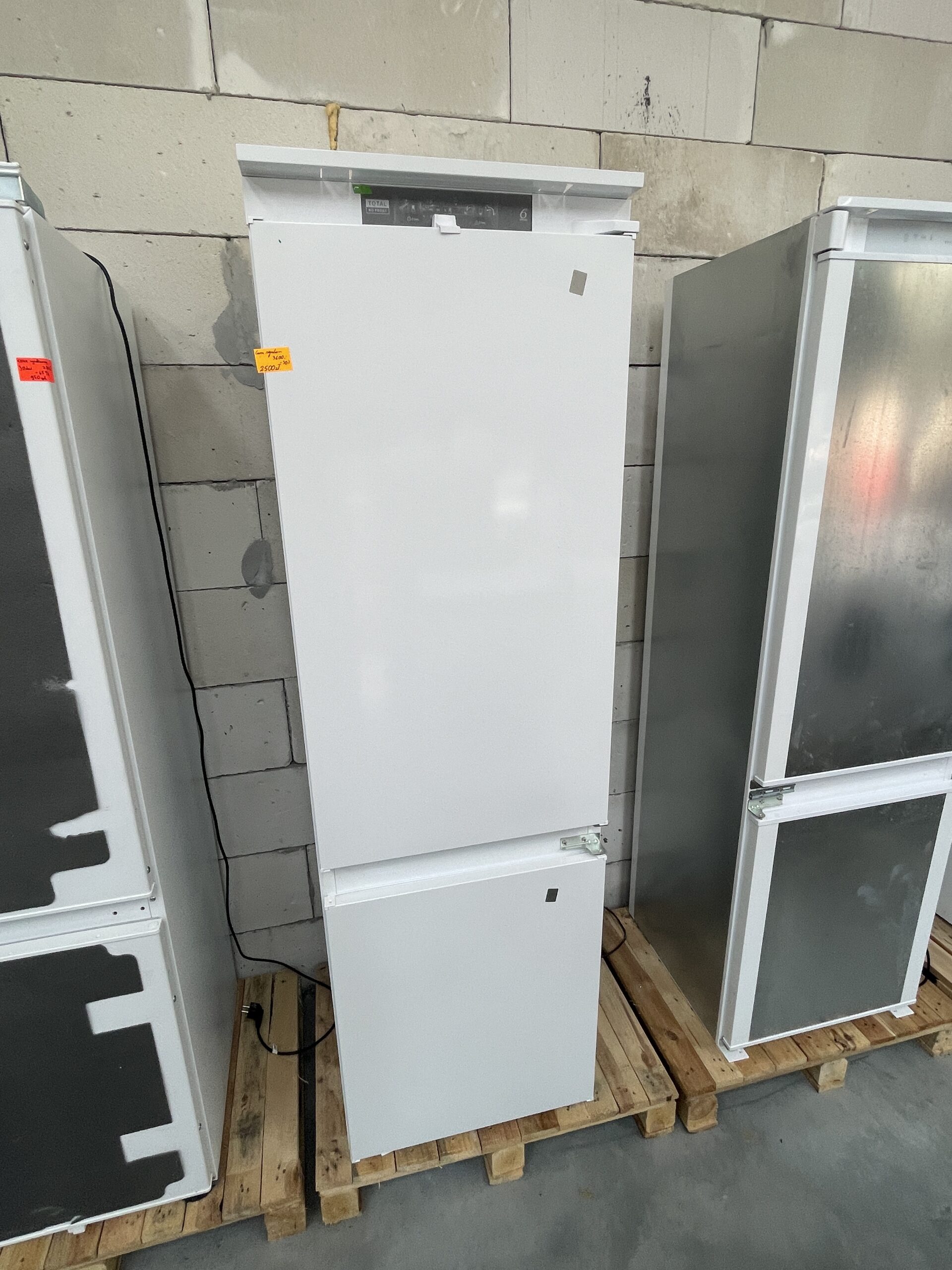 Lodówka-zamrażarka Whirlpool WHR 18 TD do zabudowy 250 LD biała