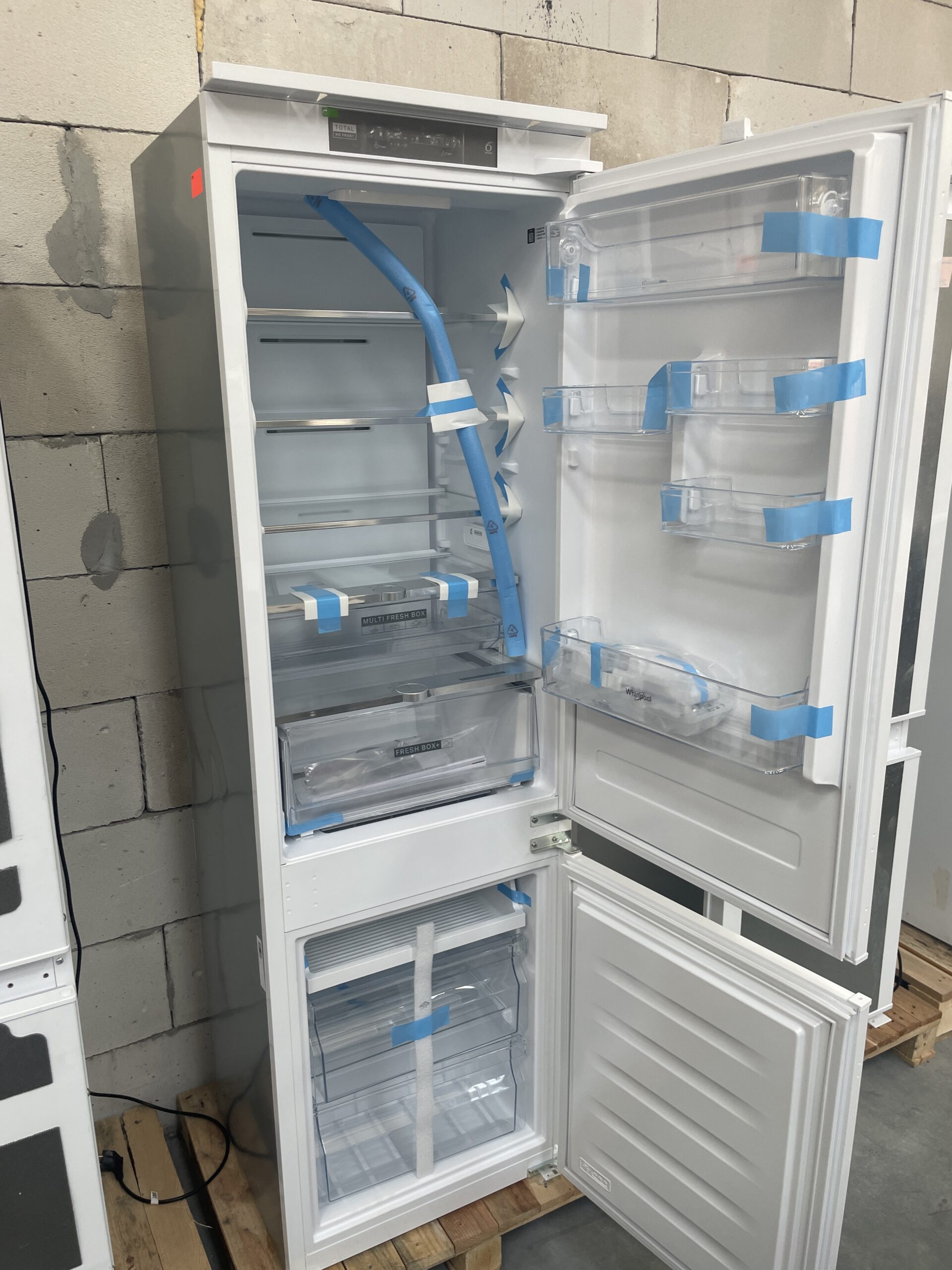 Lodówka-zamrażarka Whirlpool WHR 18 TD do zabudowy 250 LD biała - Image 3